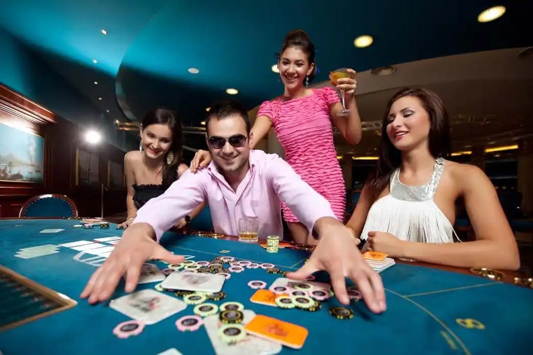 Classic roulette layout on bed 4999 with dark blue mobile design